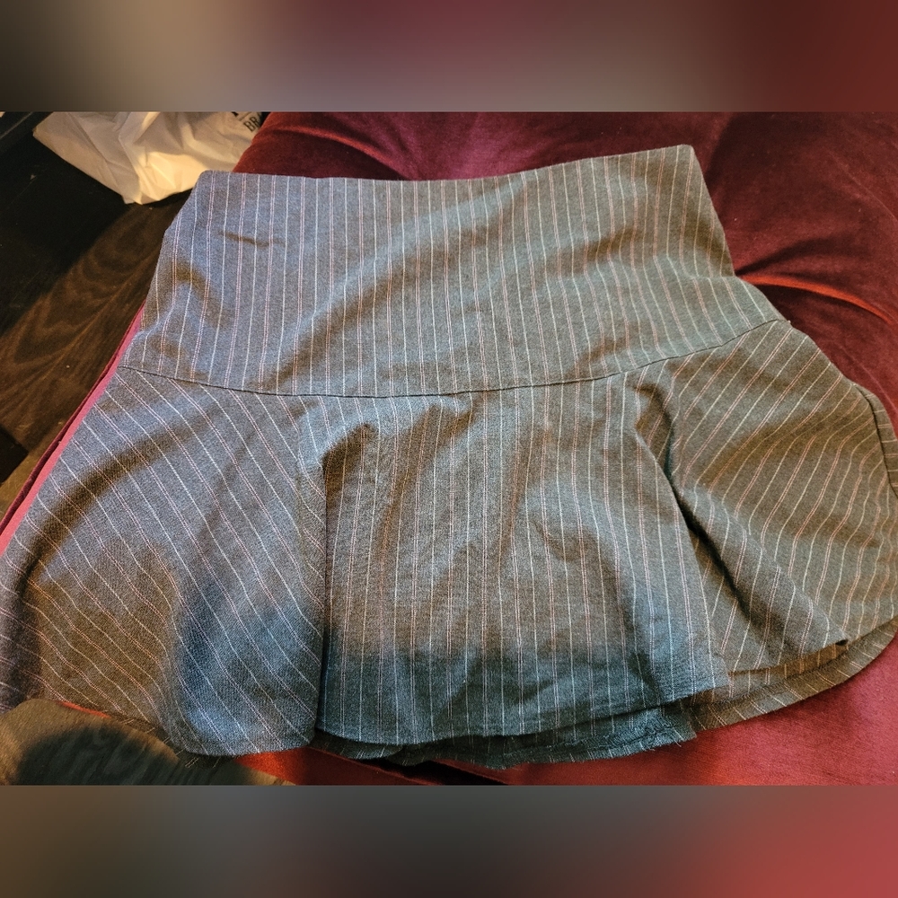 Pinstripe skirt small gray with pink and white stripes